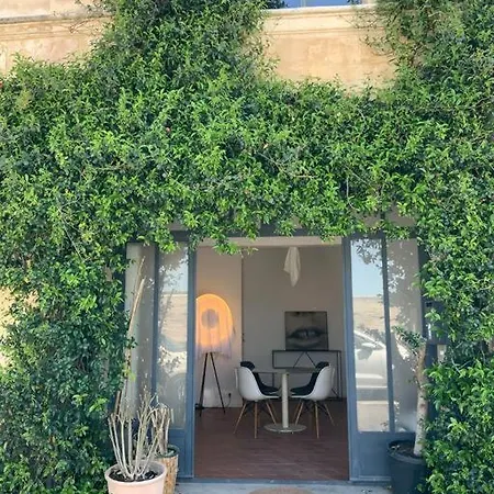 Maison Charmante Au Bord Du Rhone. Arles